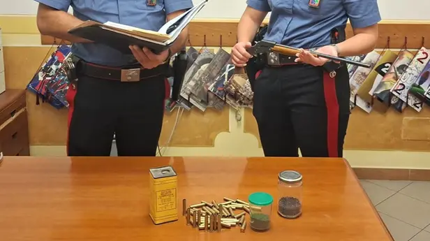 L'arma sequestrata al 68enne - Foto Carabinieri © www.giornaledibrescia.it