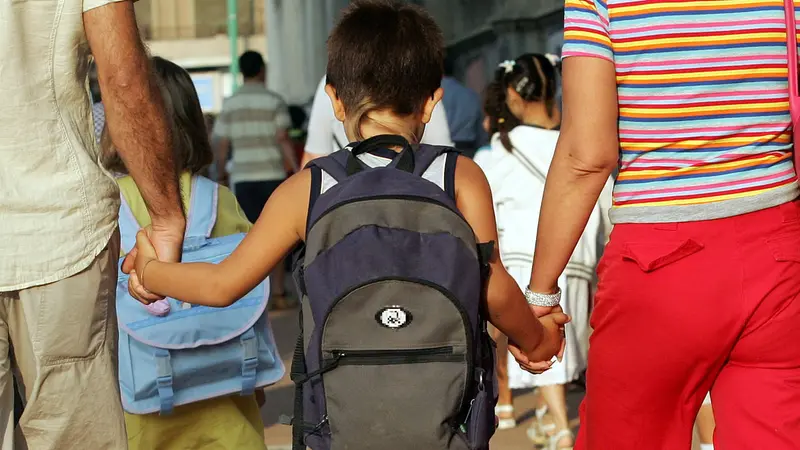 Un bambino accompagnato a scuola dai genitori - Foto Ansa © www.giornaledibrescia.it