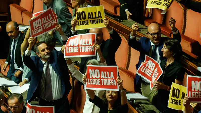 La protesta dell'opposizione - Foto Ansa © www.giornaledibrescia.it