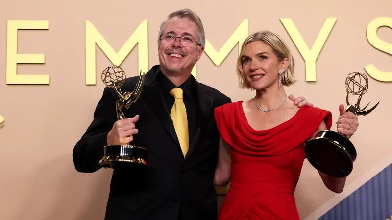 Vince Gilligan e Rhea Seehorn premiati per Pluribus - Foto Ansa © www.giornaledibrescia.it