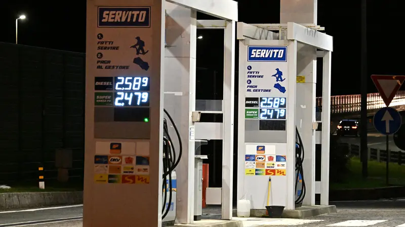 Consumatori in allarme per il prezzo dei carburanti - Foto Ansa © www.giornaledibrescia.it