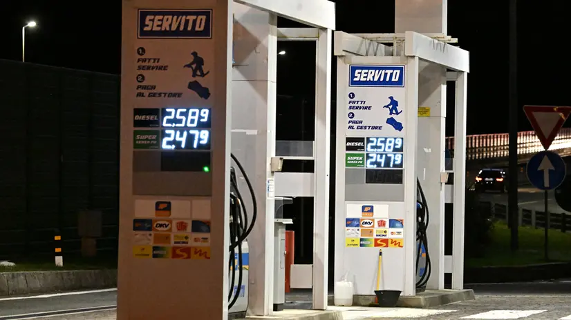 Consumatori in allarme per il prezzo dei carburanti - Foto Ansa © www.giornaledibrescia.it