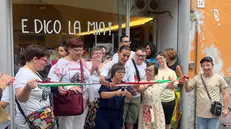 Il taglio del nastro all'esterno dell'edicola