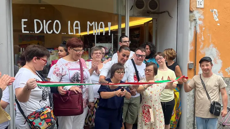 Il taglio del nastro all'esterno dell'edicola