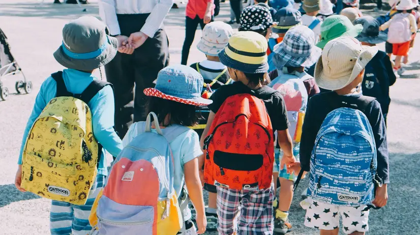 Bambini mentre vanno a scuola