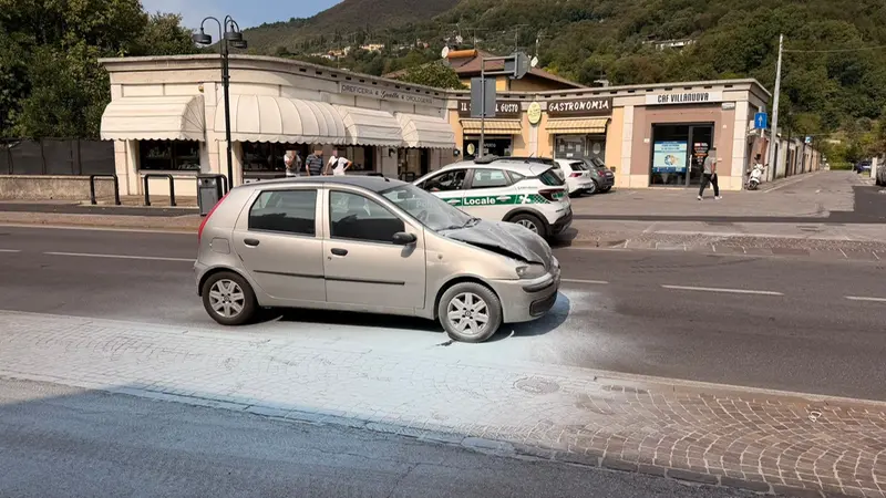 L'auto andata a fuoco - © www.giornaledibrescia.it