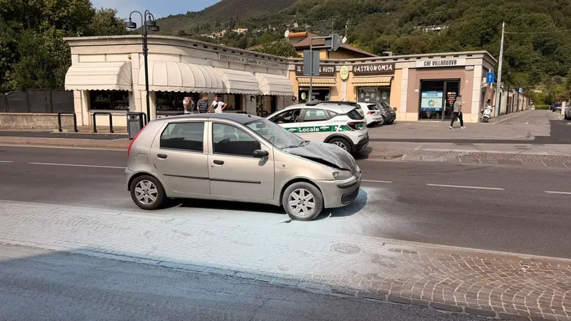 L'auto andata a fuoco - © www.giornaledibrescia.it