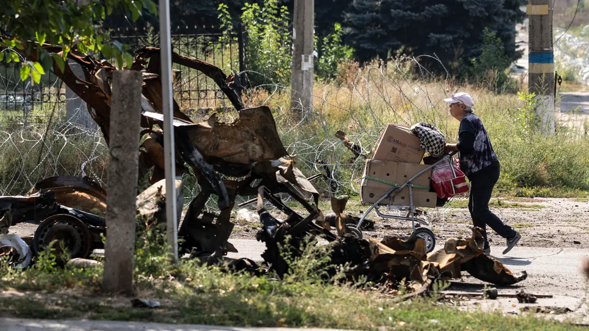 Una persona cammina per le strade di Druzhkivka, nel Donetsk - Foto Epa © www.giornaledibrescia.it