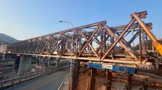 Il nuovo ponte in corso di installazione