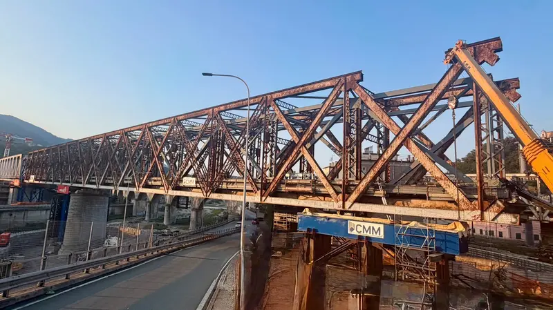 Il nuovo ponte in corso di installazione