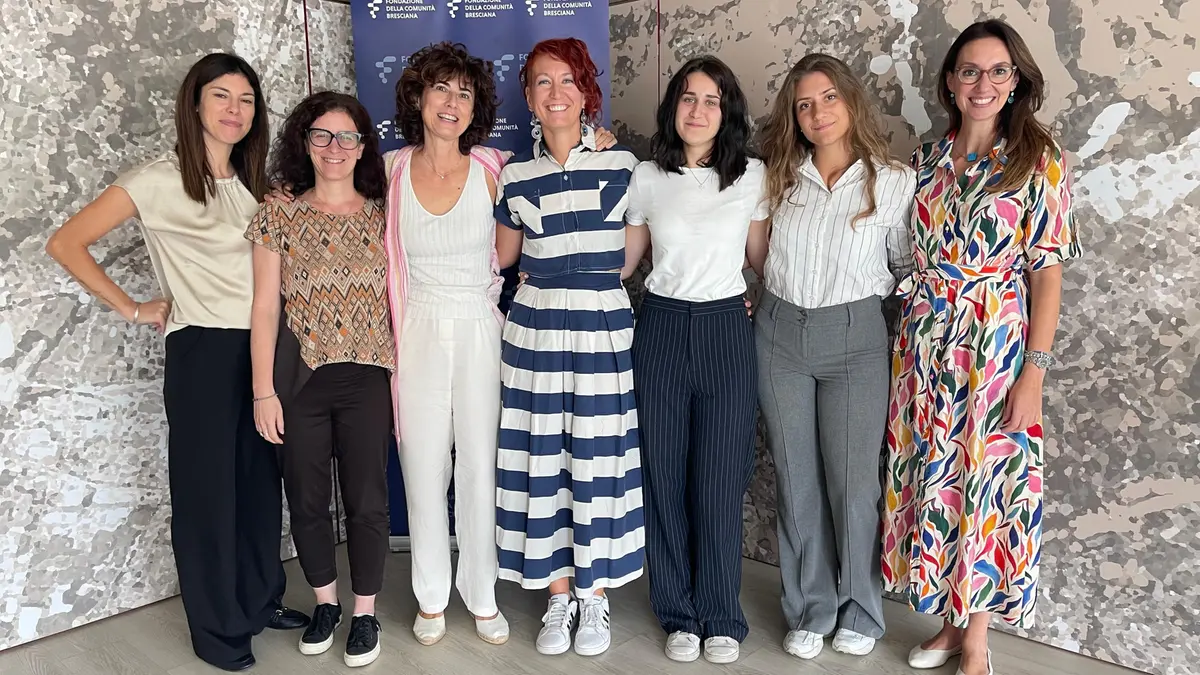 Orietta Filippini (terza da sinistra) con il team al femminile della Fondazione