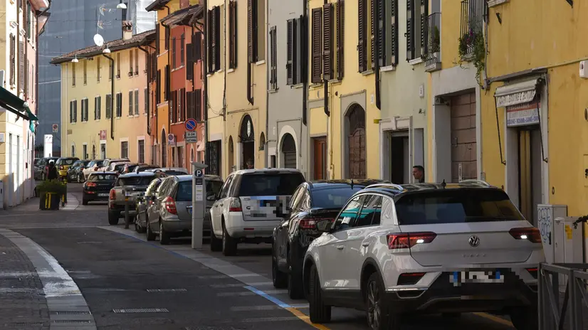 Alcune automobili parcheggiate in Borgo Trento, immagine d'archivio - Foto Comune di Brescia/Christian Penocchio