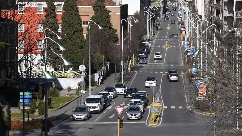 Automobili in via Crocifissa di Rosa a Brescia, immagine d'archivio - Foto Comune di Brescia/Christian Penocchio