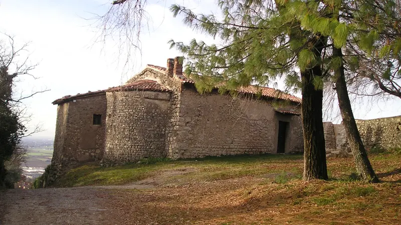 La chiesetta di San Michele sul Monte Orfano
