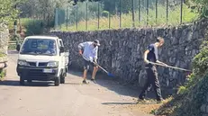 Due dei volontari al lavoro
