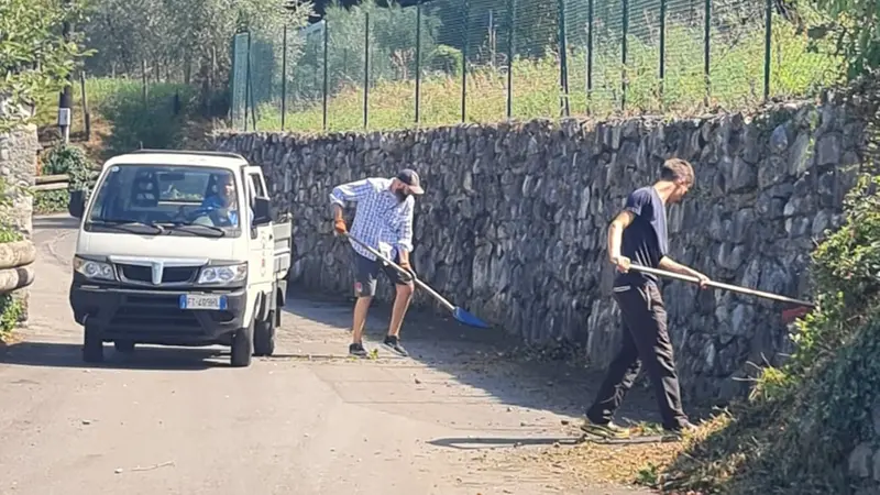 Due dei volontari al lavoro
