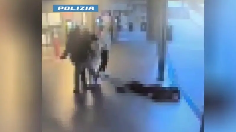 Il frame del video di una delle rapine del branco
