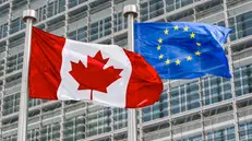 La bandiera del Canada e quella dell'Unione europea