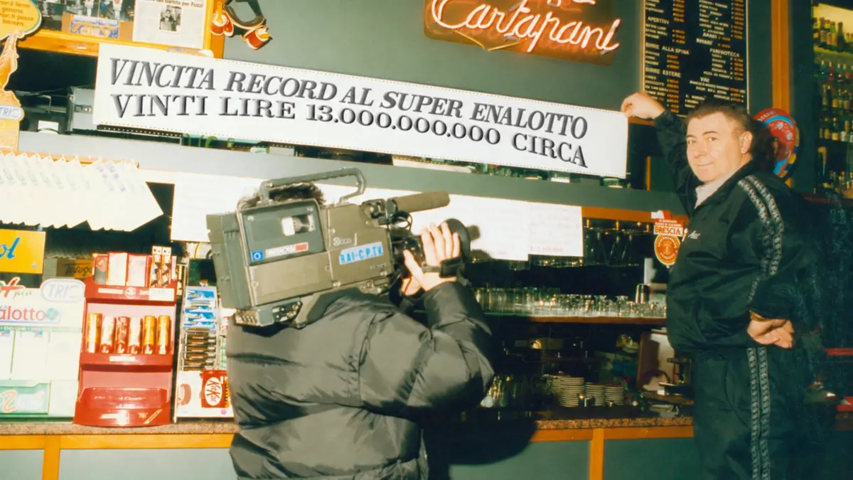 Il titolare del bar di Poncarale dopo la storica vittoria al SuperEnalotto - © www.giornaledibrescia.it
