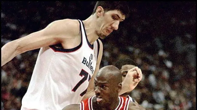 Il celebre scatto che ritrae Muresan e Michael Jordan