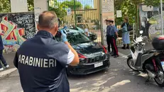I carabinieri davanti alla scuola