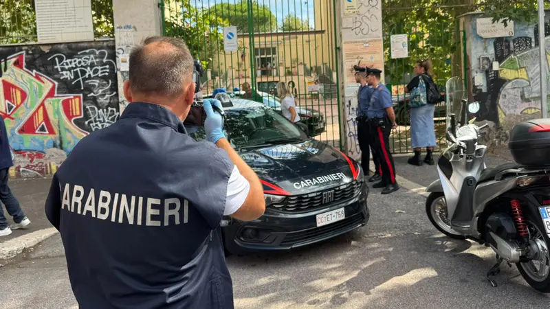 I carabinieri davanti alla scuola