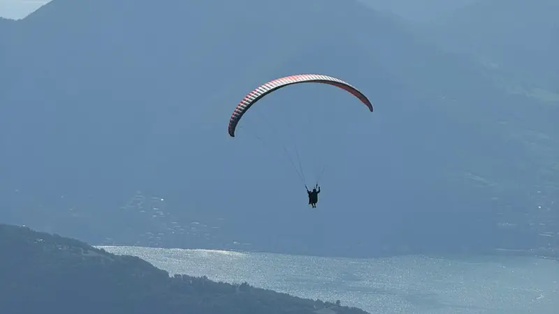 L'ultimo volo in parapendio, per celebrare la vita