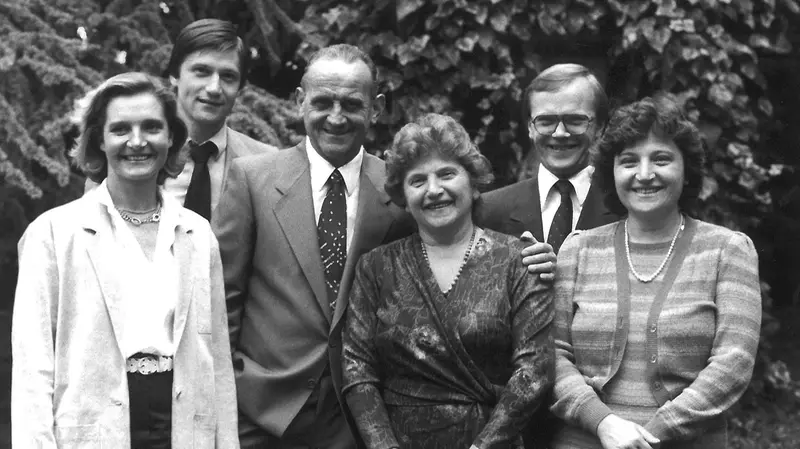 Ritratto di famiglia: Aldo e Carlo con i genitori e le rispettive mogli