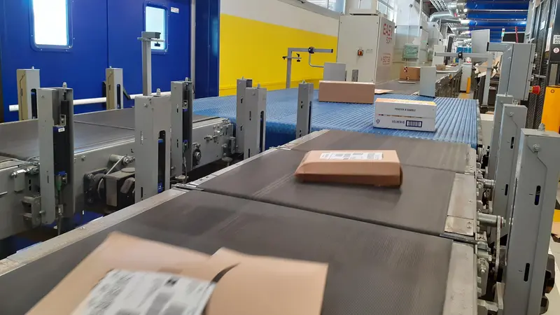 L'interno del centro di smistamento delle Poste