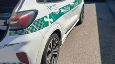 Un'auto della Polizia locale (foto d'archivio)