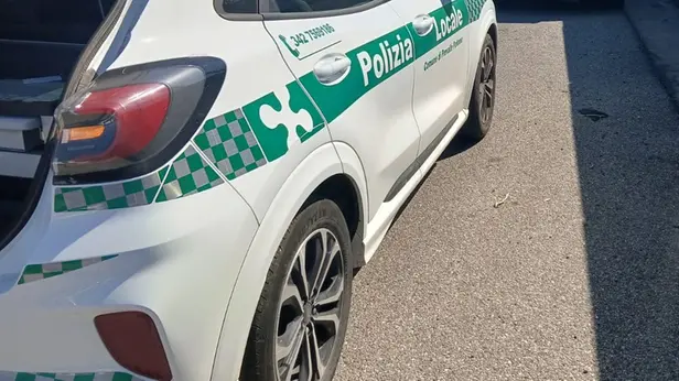Un'auto della Polizia locale (foto d'archivio)