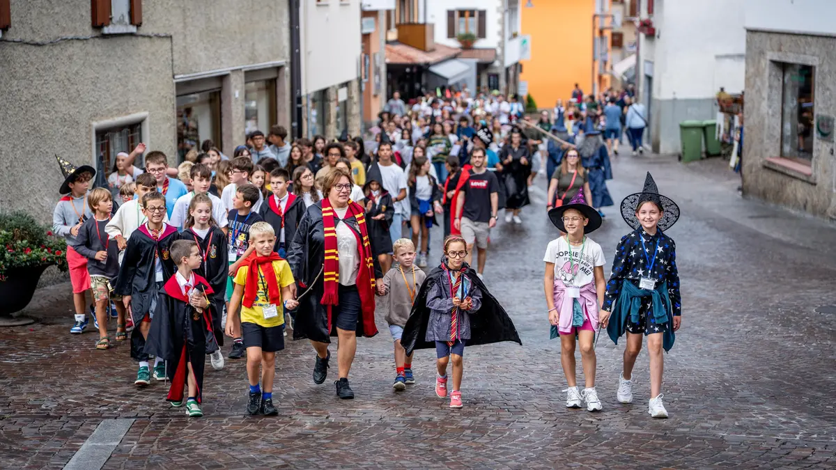 La Marciotta con i 150 bimbi e ragazzi tra le vie del paese © www.giornaledibrescia.it