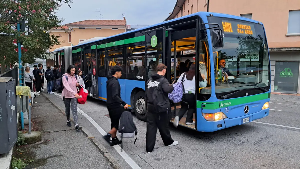 Salire sul bus non sempre è una cosa facile per gli studenti © www.giornaledibrescia.it