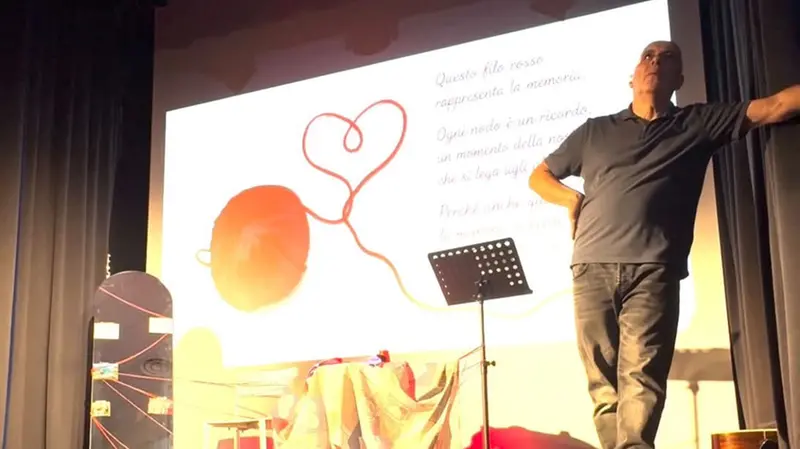Marco Zunaelli interpreta il recital da lui scritto  © www.giornaledibrescia.it