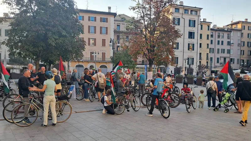 La biciclettata in centro per la pace a Gaza - Foto Ansa © www.giornaledibrescia.it