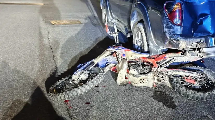 La moto del giovane dopo l'incidente