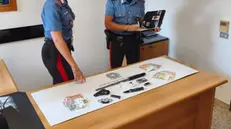 I carabinieri con il materiale trovato durante la perquisizione