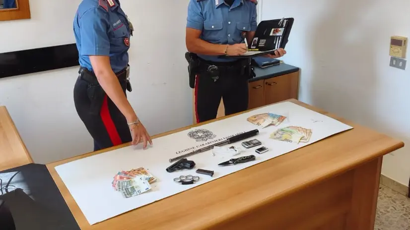I carabinieri con il materiale trovato durante la perquisizione