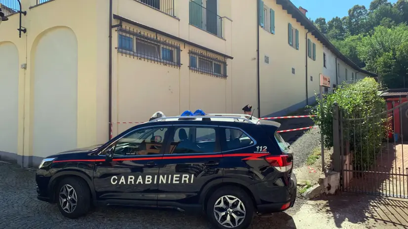 I carabinieri sul luogo dell'omicidio - Foto Ansa © www.giornaledibrescia.it