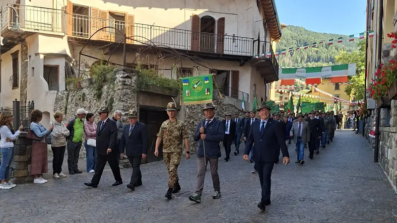Centinaia di Alpini hanno attraversato le vie del paese per celebrare il centenario
