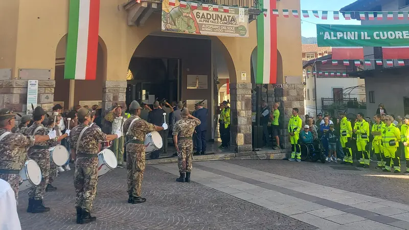 Un momento delle celebrazioni davanti al municipio