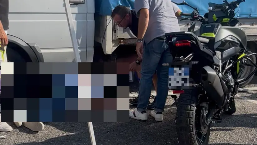 Il motociclista per terra dopo l'incidente - © www.giornaledibrescia.it