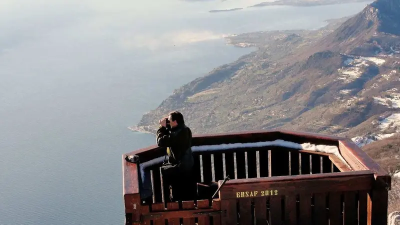 Il belvedere in legno sulla Cima Comer