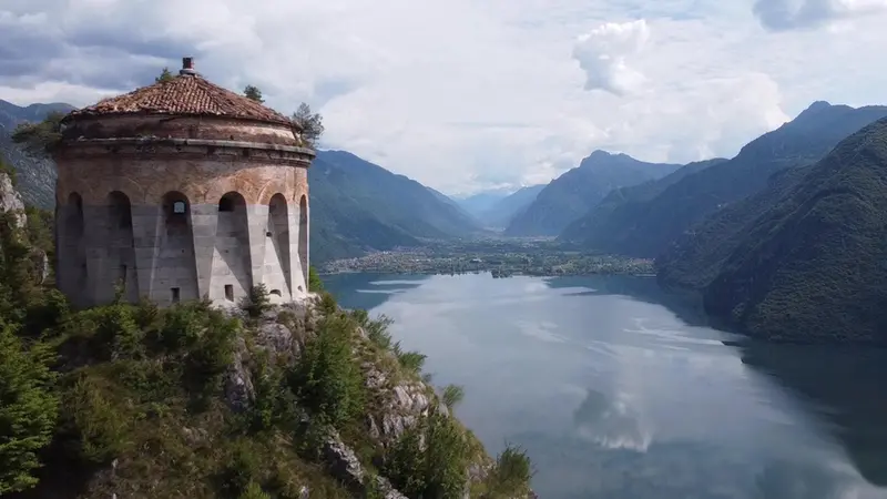 La Rocca d'Anfo si affaccia sul lago d'Idro