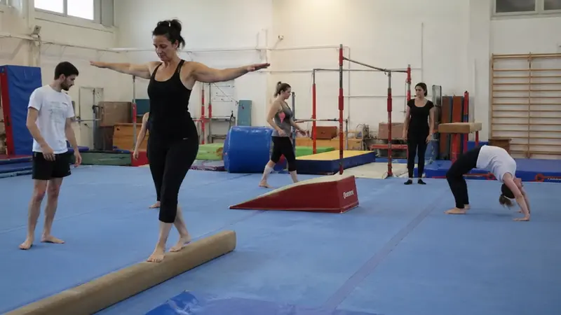 Un corso di ginnastica artistica