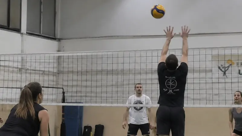 Persone adulte che giocano a pallavolo
