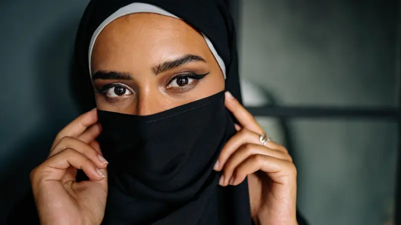 Il niqab copre il volto lasciando gli occhi scoperti