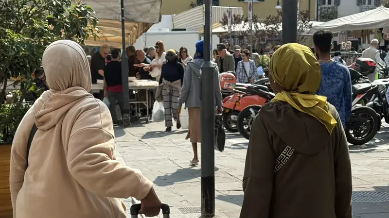 Due donne con il velo islamico passeggiano in centro a Brescia - Foto New Reporter Favretto © www.giornaledibrescia.it