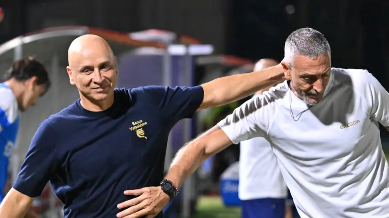 Un sorridente Eugenio Corini scherza con il preparatore atletico Salvatore Sciuto