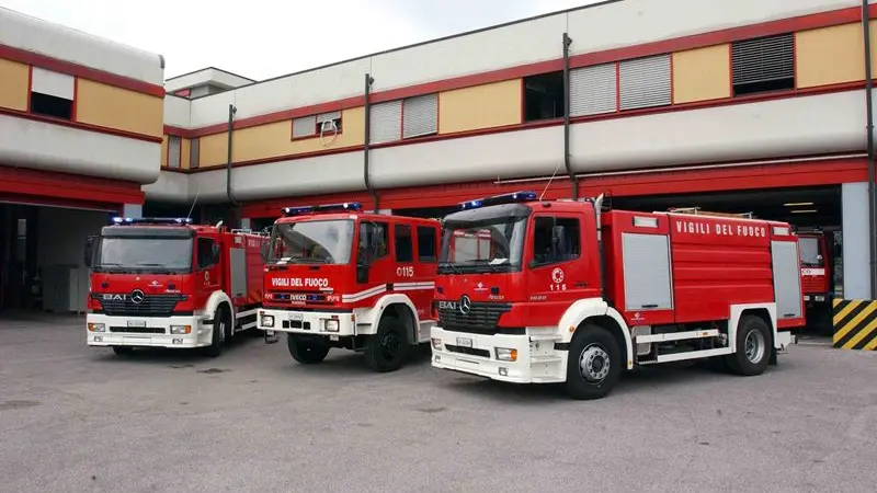 Mezzi dei Vigili del Fuoco al Comando di via Scuole - Foto Neg © www.giornaledibrescia.it